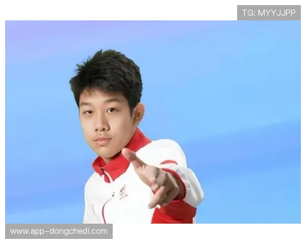 张展硕在全国游泳锦标赛男子400米自由泳项目中创下新世界青年纪录