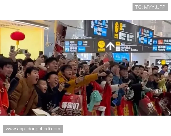 中国U23男足抵达北京受球迷热情接机，球员为球迷签名互动